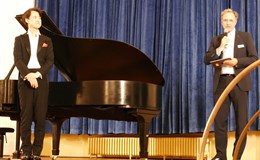 Haiou Zhang und Präsident Andreas Hochberger