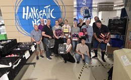 Viele Helfer beim packen von Schulranzen