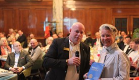 Präsident Michael Meissner begrüßt herzlich Kristin Eichholz als neues Club-Mitglied